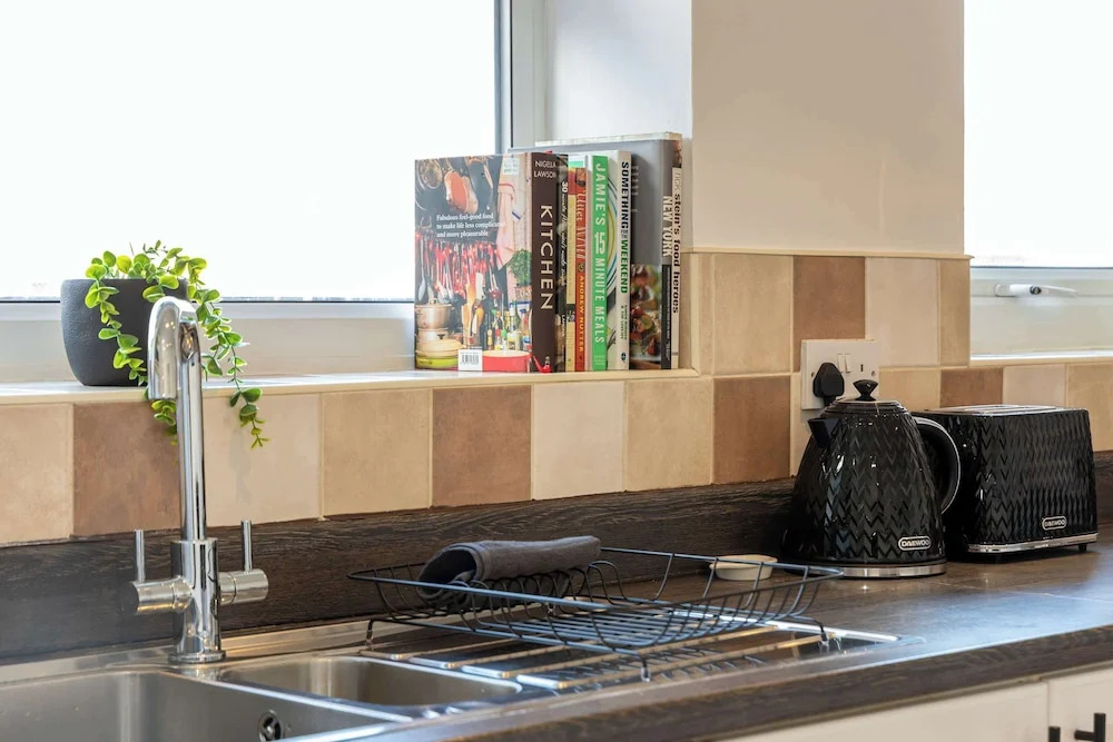 Spacious Apartment Near MCR Airport