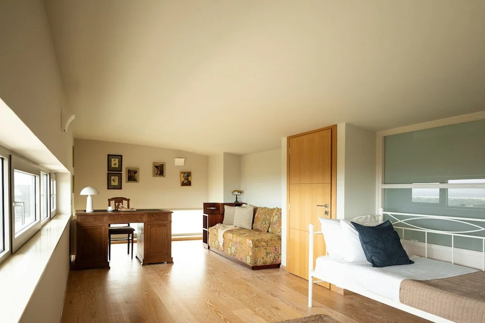 Villa - Sleeps 10 - Pool - Parking - Pool Table