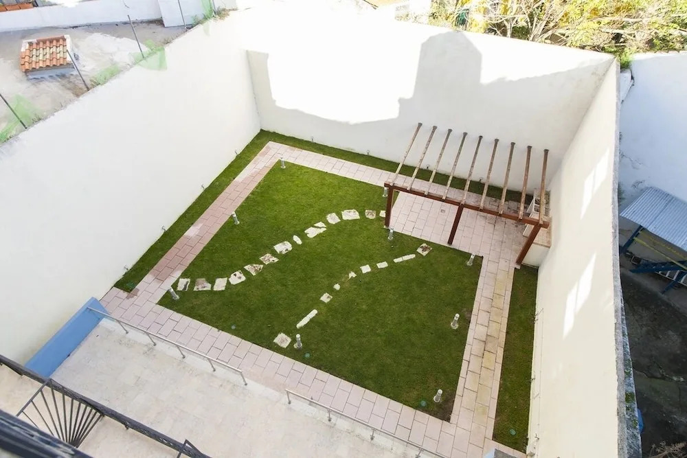 JOIVY Spacious 3BR home w/balcony in Baixa, nearby Lisbon Cathedral