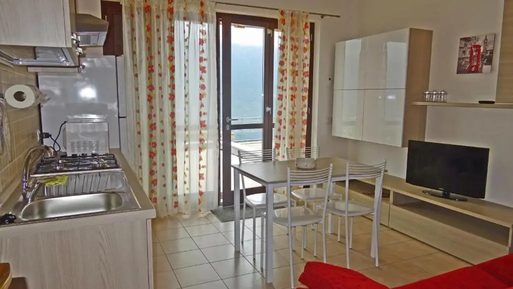 La Quiete 29 Lake view Apartment by Gardadomusmea
