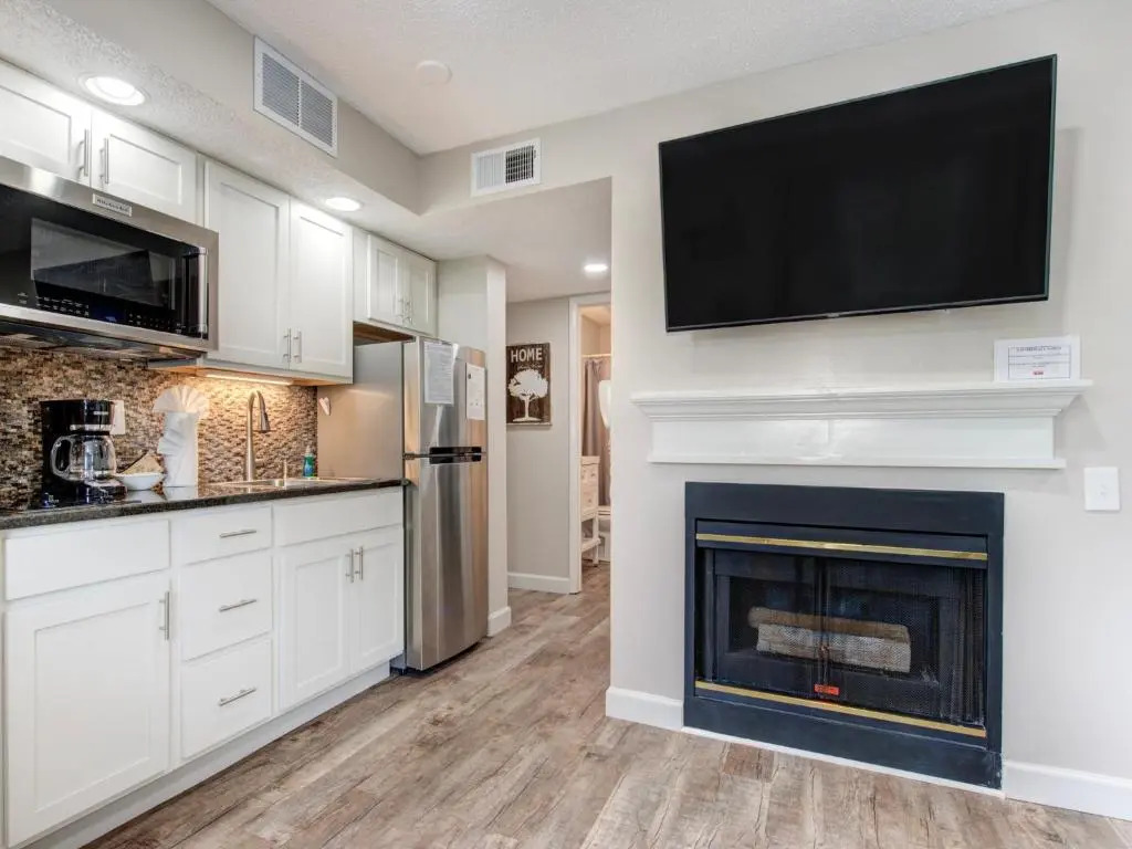 Our Mountain Home, 2 Bedrooms, Walk Downtown, Pool Access, WiFi, Sleeps 4