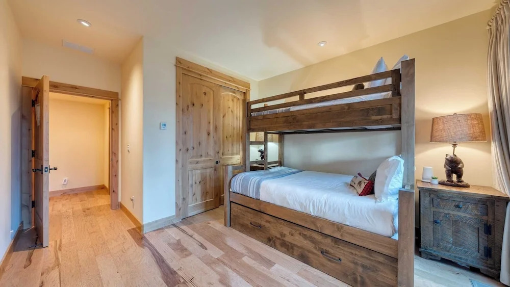 Truckee Escape w/ Hot Tub, Minutes to Skiing, Dining & Trails Valmont Lodge by Lake Tahoe