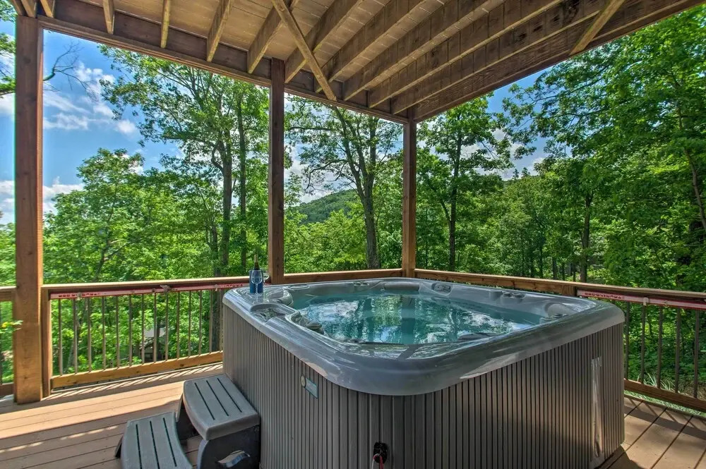 Grand Chalet w/ Hot Tub - Near Wintergreen Resort