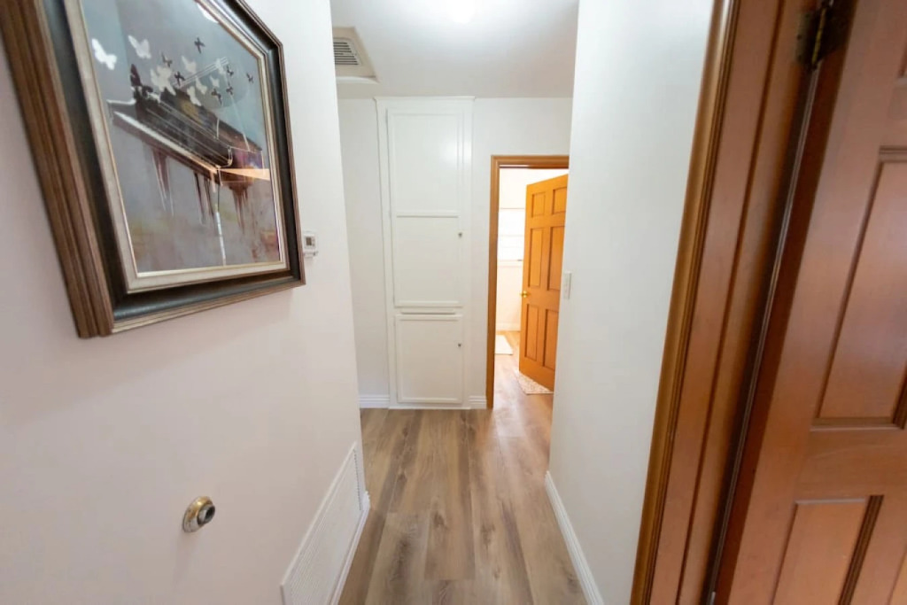 BEAUTIFUL 4-BEDROOM BURBANK HOME WITH SWIMMING POOL!  (p12)