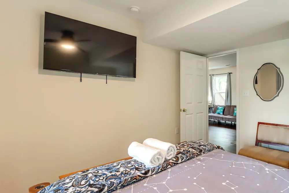 Lakefront Pocono Retreat w/ Hot Tub & Movie Hub