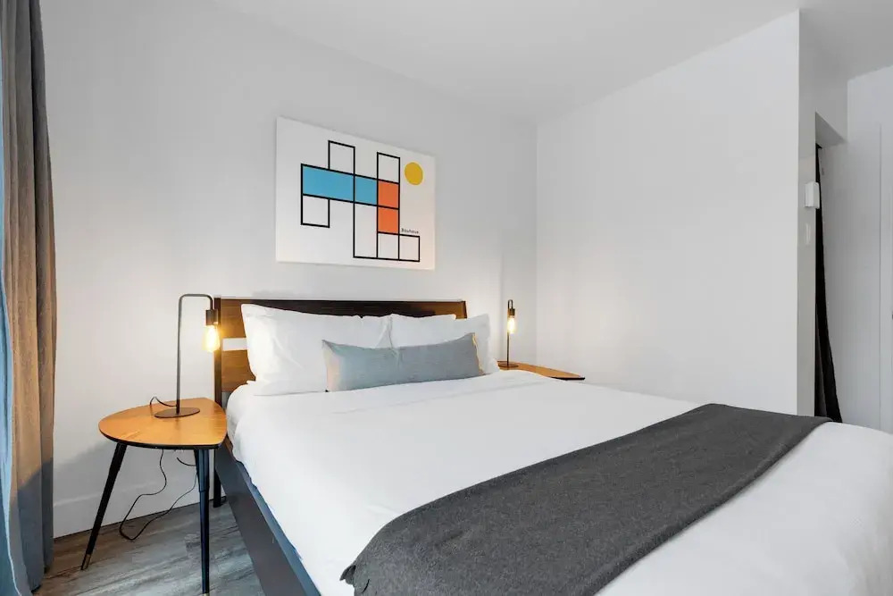 LiV MTL Urban Spacious Group Suites Near Downtown Montreal