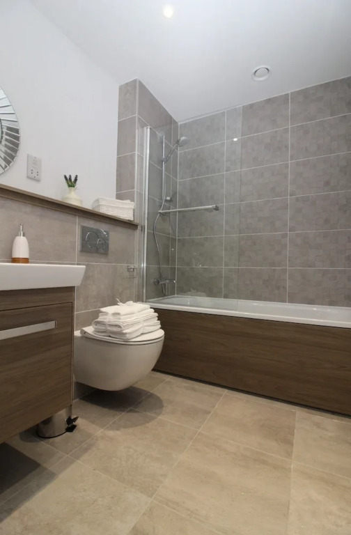 Luxury 2BR Modern Flat for 6 Near Holyrood Park