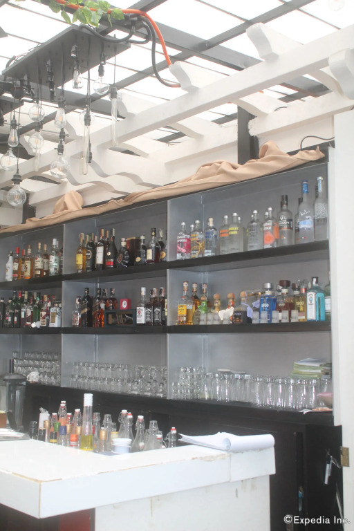 Tambayan Capsule Hostel & Bar
