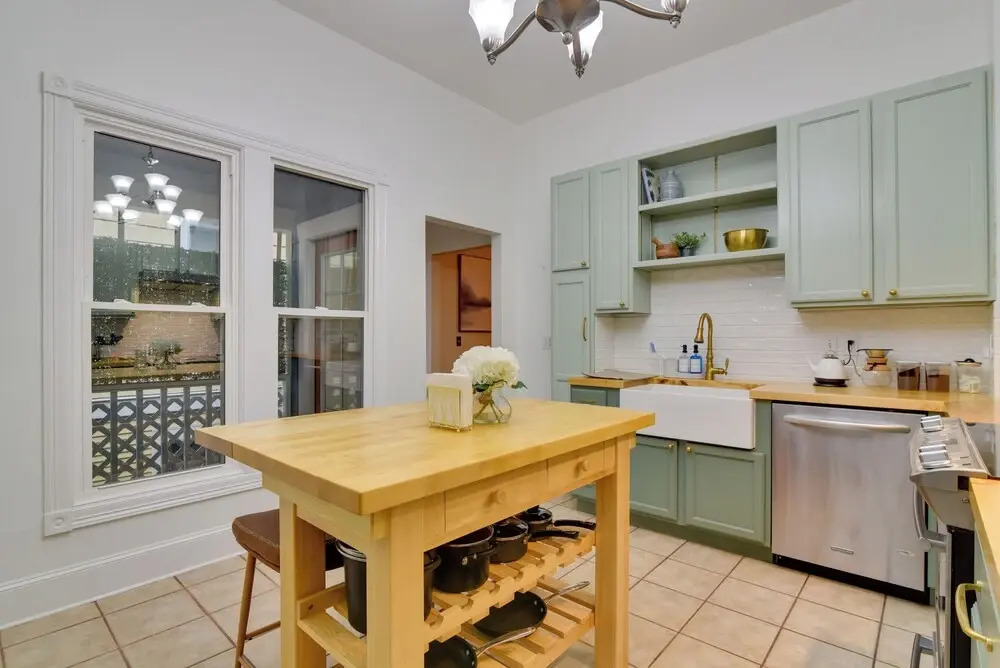 < 1 Mi to Moda Center: Walkable Portland Retreat!
