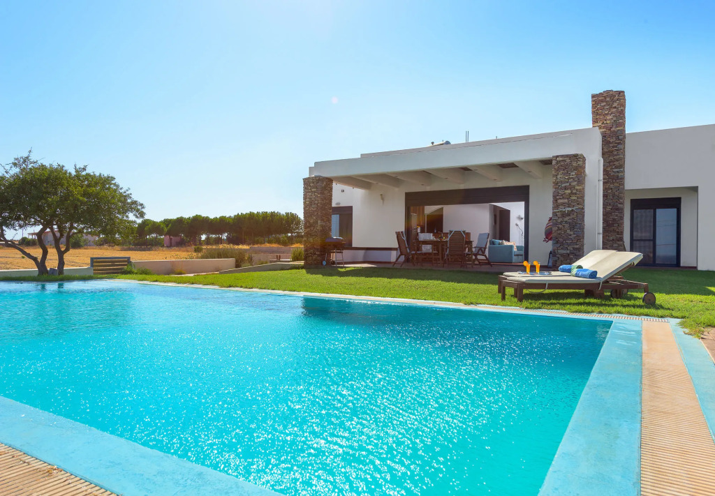 CRISTELIA SEAFRONT & POOL VILLA