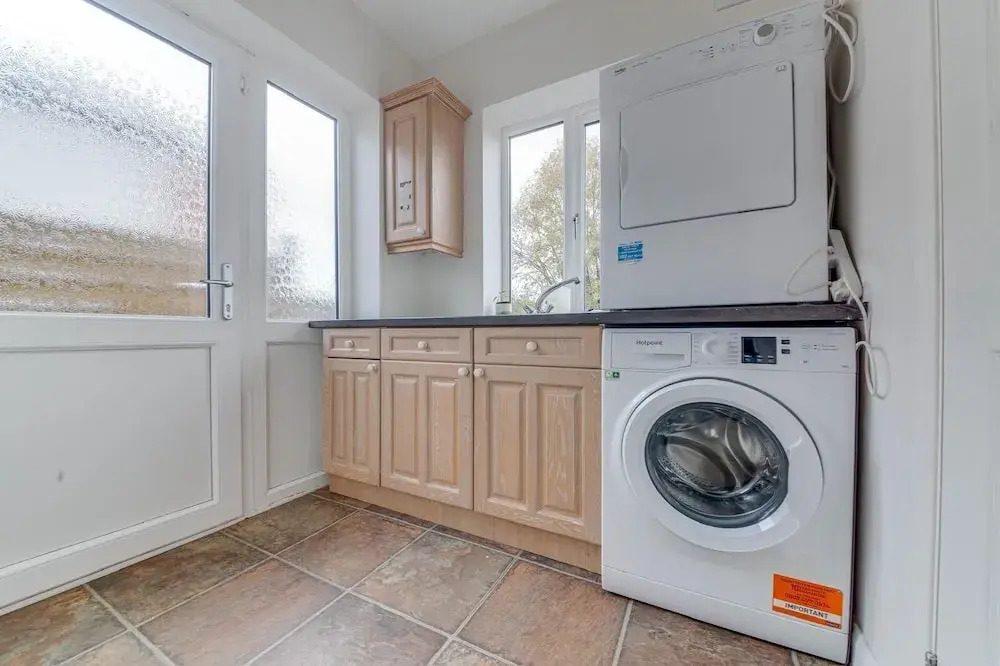 3BR Detached Bungalow w/Parking