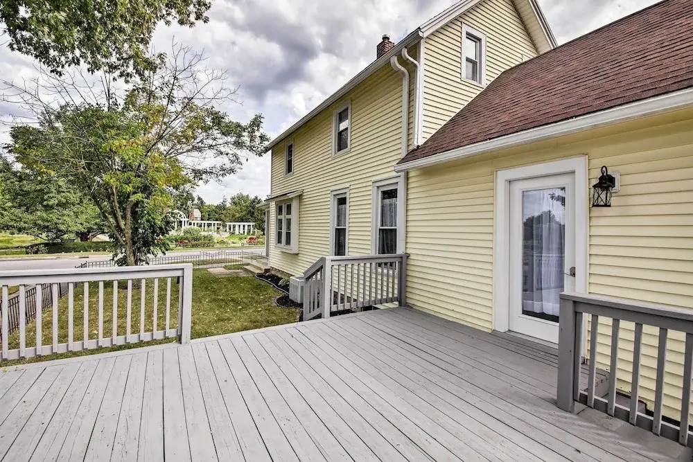 Lakeside Garden Home - 1 Mile to Main Street!