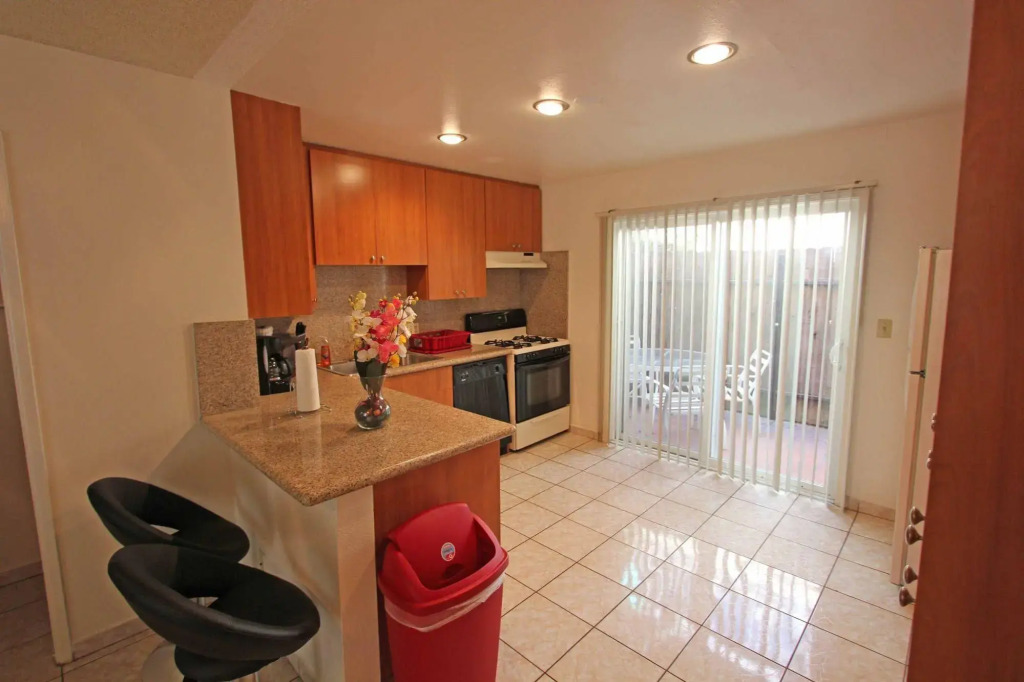 Cozy New Town House Glendale