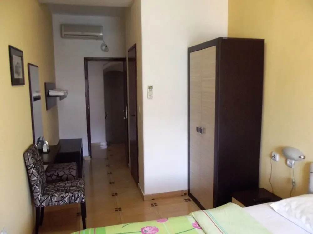Apartment and Rooms Antun
