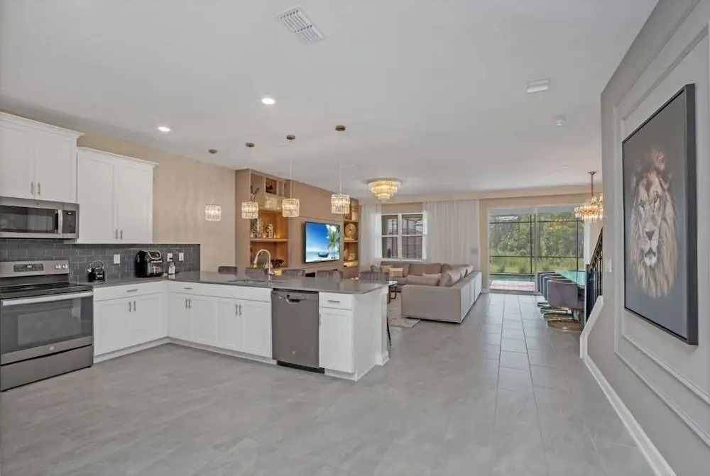 2818storey 9 Bedroom Home