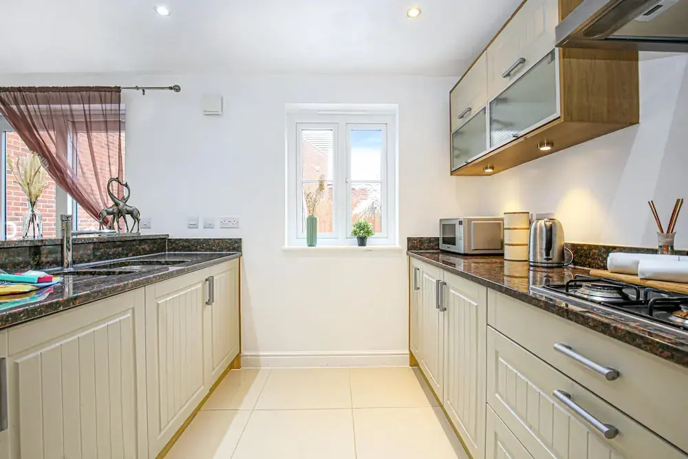 Detached 4 Bed-ultrafast Wifi,garden,free Parking