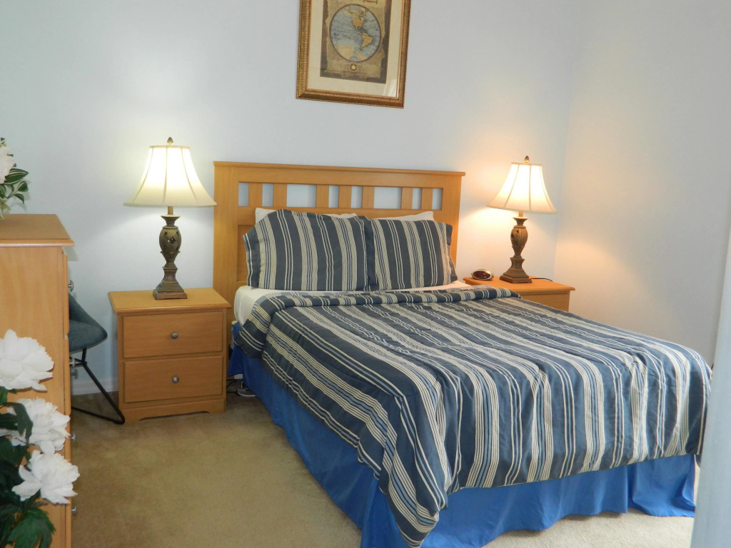 Delightful 4 Bed Pool Home with games room, Davenport, US