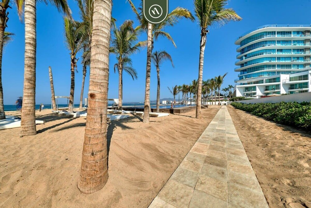 2BR With Private Balcony - Oceanfront Building