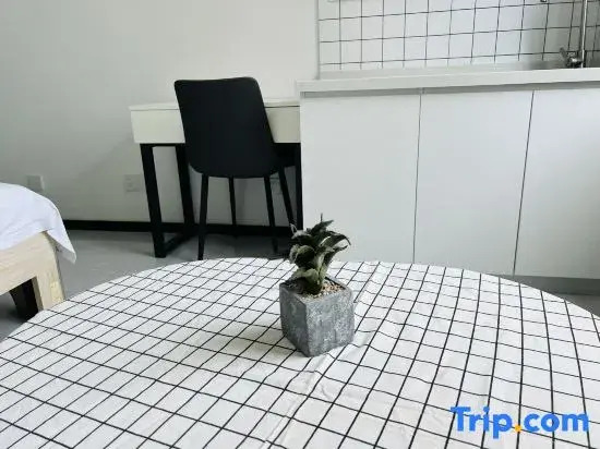 Qiyue Luxury 8K Projection Homestay (Guangxi University 33rd Middle School Subway Station)