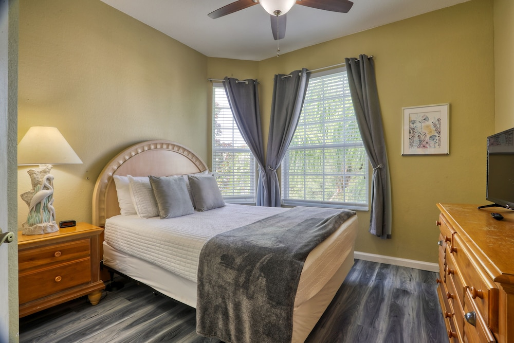 Resort Condo With Pools, hot Tub, Game Room, Tennis, Gym, Balcony, AC, & W/D