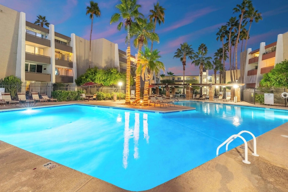 Walk to Old Town & Fashion Square, Condo w/ Patio