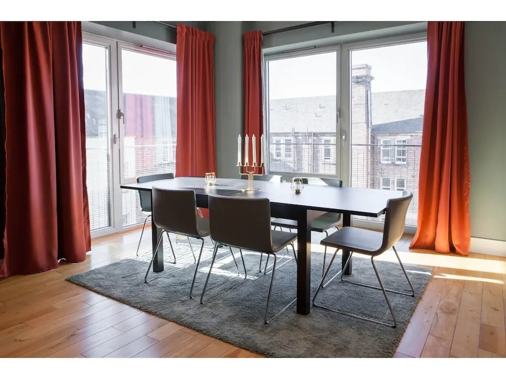 Spacious 2BR Central Glasgow Flat for 4