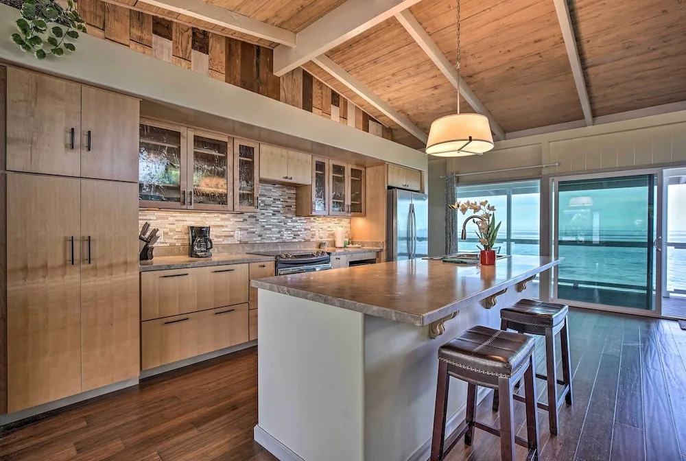 Oceanfront Kona Home w/ Beach Access & Views
