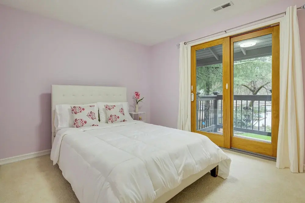 Lake-view Woodinville Retreat w/ Hot Tub + Theater