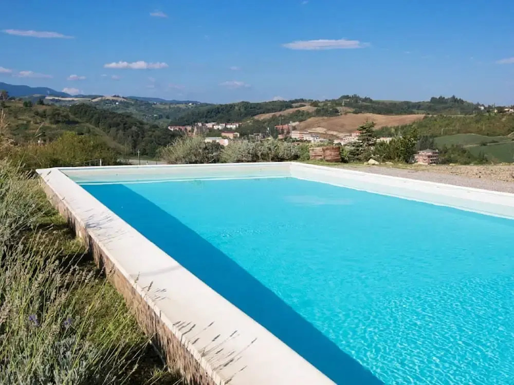 Sunny Holiday Home With Swimming Pool