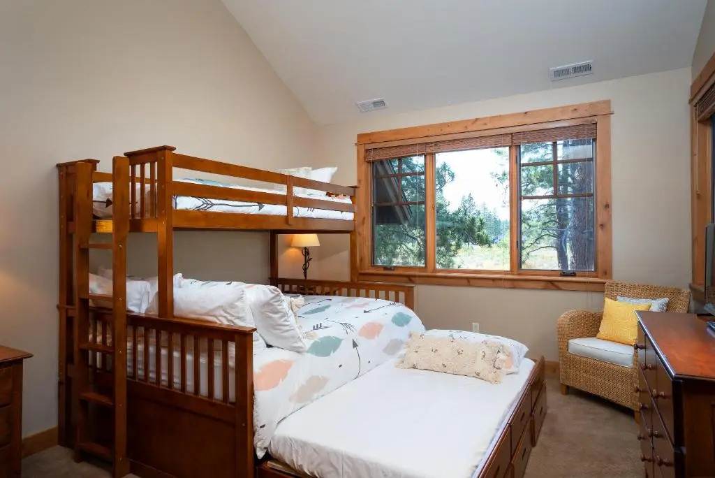 New Listing! Luxury 3 Bedroom Townhome in Old Greenwood-Walk to the Pavilion!