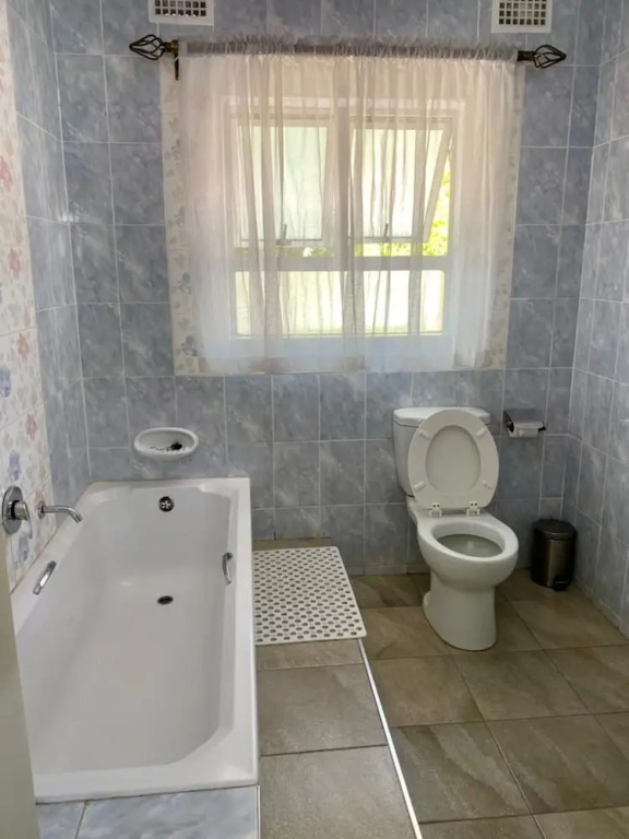 Poolside Executive Suite Near Airport - 2322