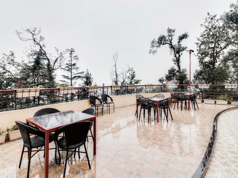 Pax Hotel Ark 150 meters from Mall Road