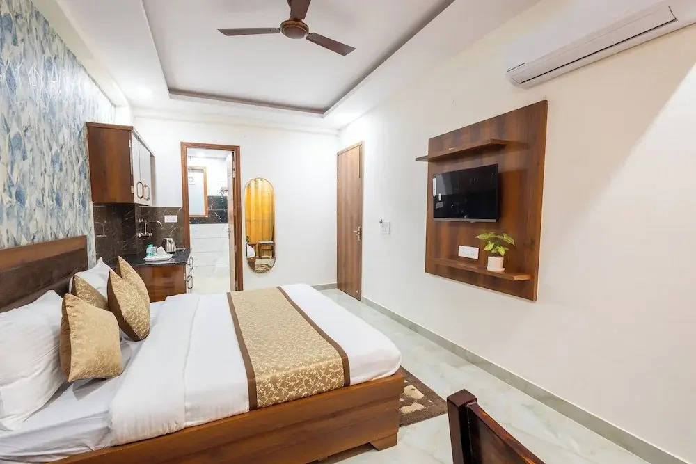 Hotel Gill Comfort Inn - Close to MEDANTA, ARTEMIS AND FORTIS HOSPITAL