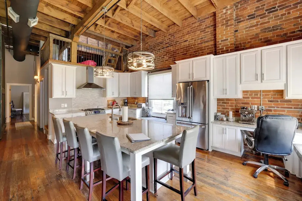 Dtwn Lynchburg Apt w/ Shared Deck: Pets Welcome!