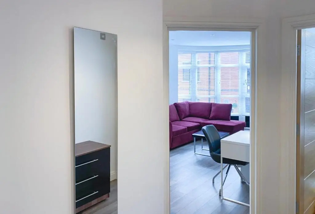 Zen Modern 2 Bedroom Apartment close to city centre ideal for a group of 4-6