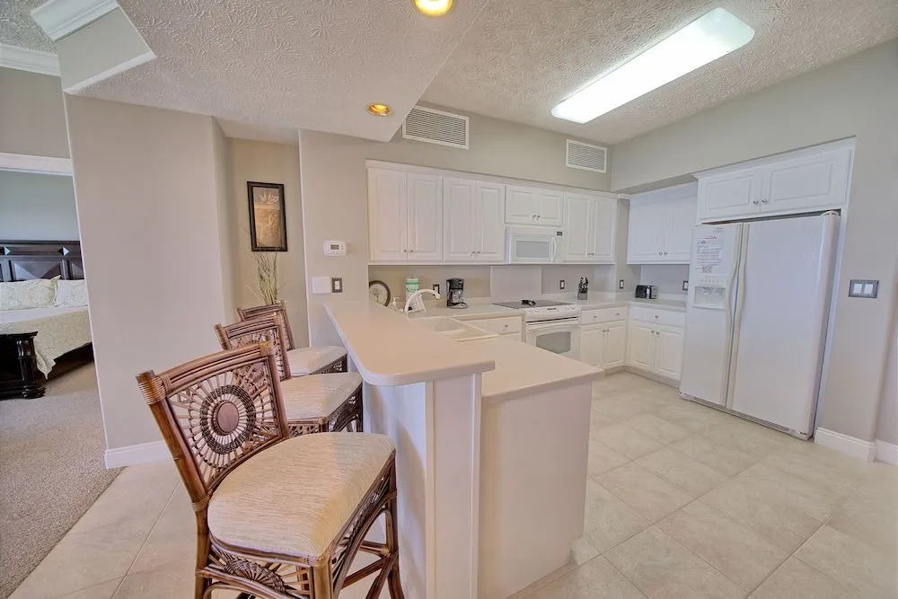 Stylish Oceanfront Condo with Beach and Picnic Area Access - Unit 1706 by RedAwning
