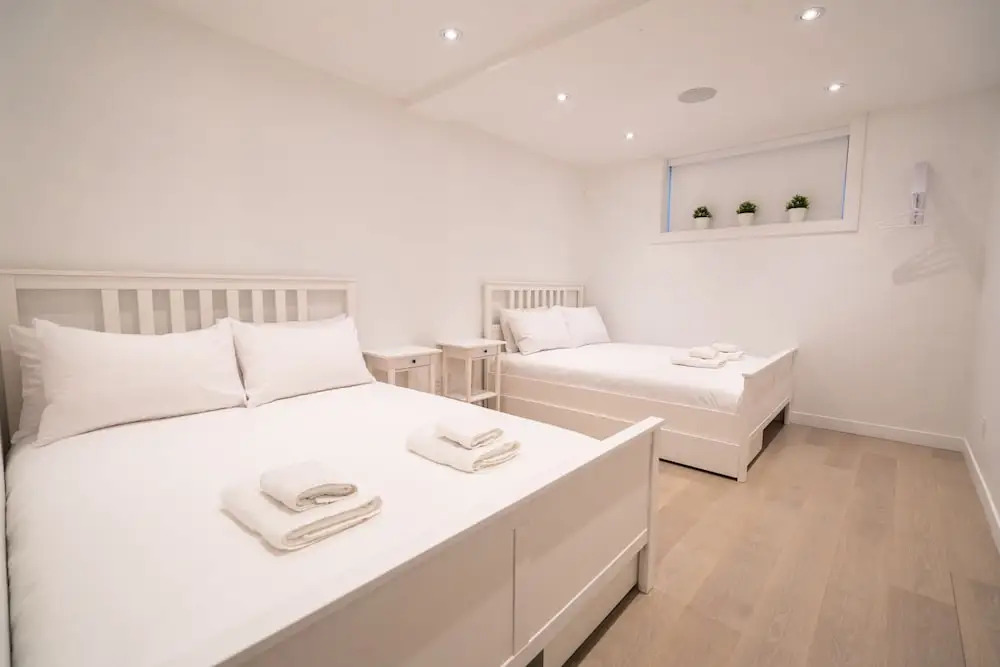 Brand New Modern Unit With Easy Access to the City