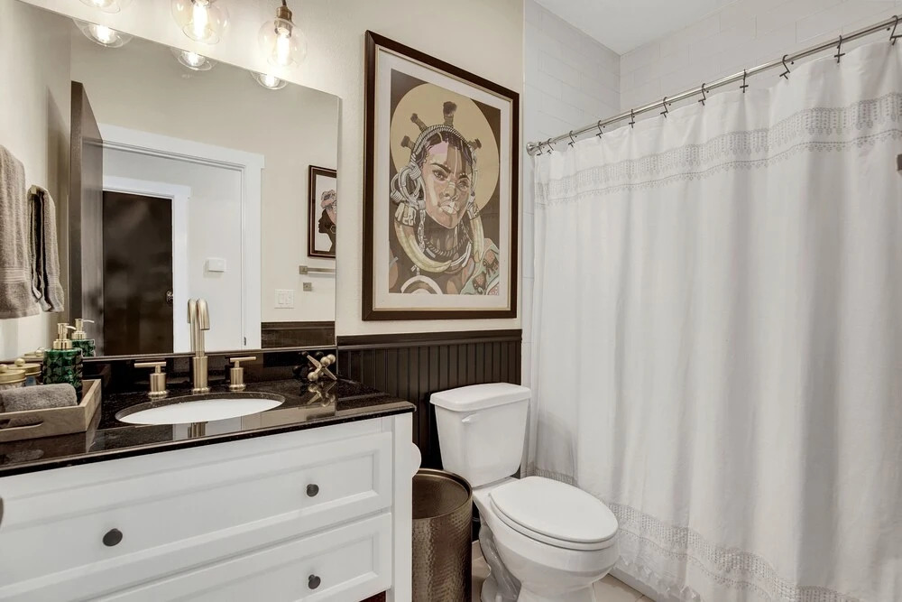 The Das Apfelhaus! A Luxurious and Eclectic Escape Near Main!