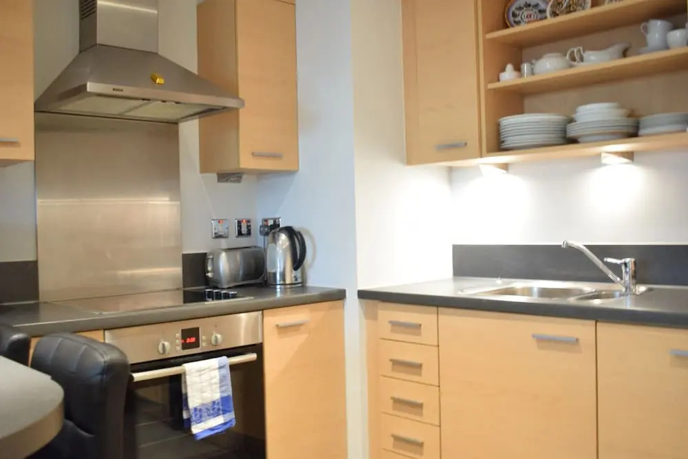 Modern 2 Bedroom Apartment Near Chelsea Harbour With Balcony
