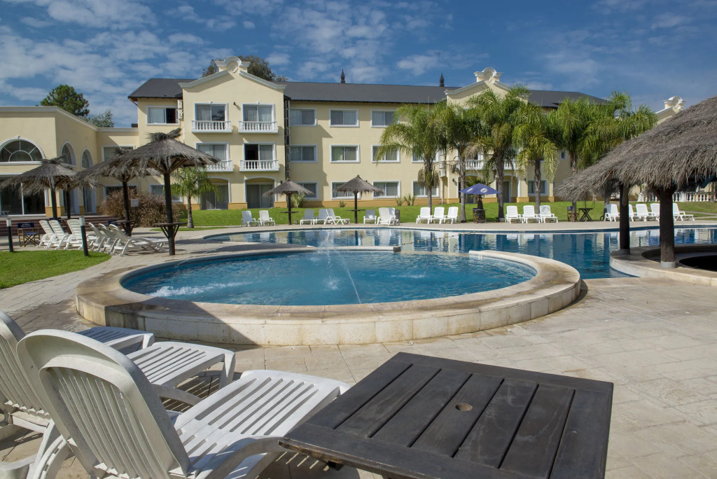 Howard Johnson Pilar Resort Spa & Convention Center