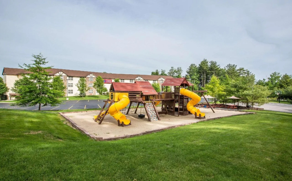 La Quinta Inn & Suites by Wyndham Lake George