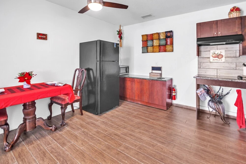 Tampa Tranquility - Chic Retreat 1 Bedroom Condo by Redawning