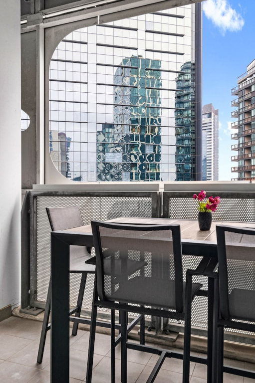 Modern 1 Bed Apartment With City Views