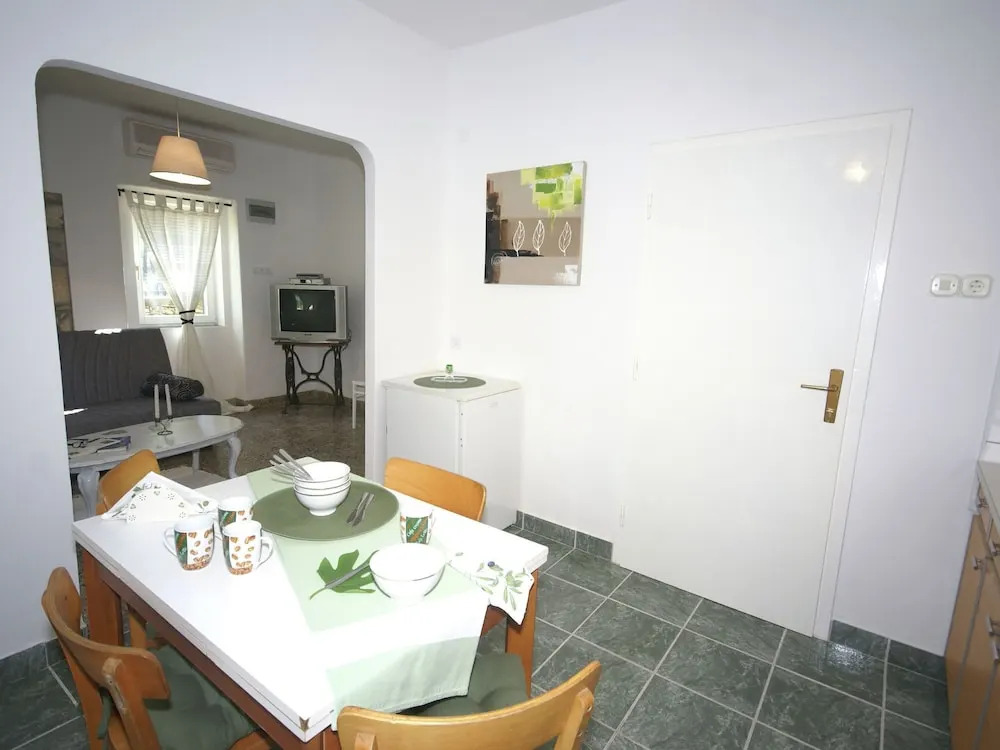 Nice House with Large Garden near Pula & Beach