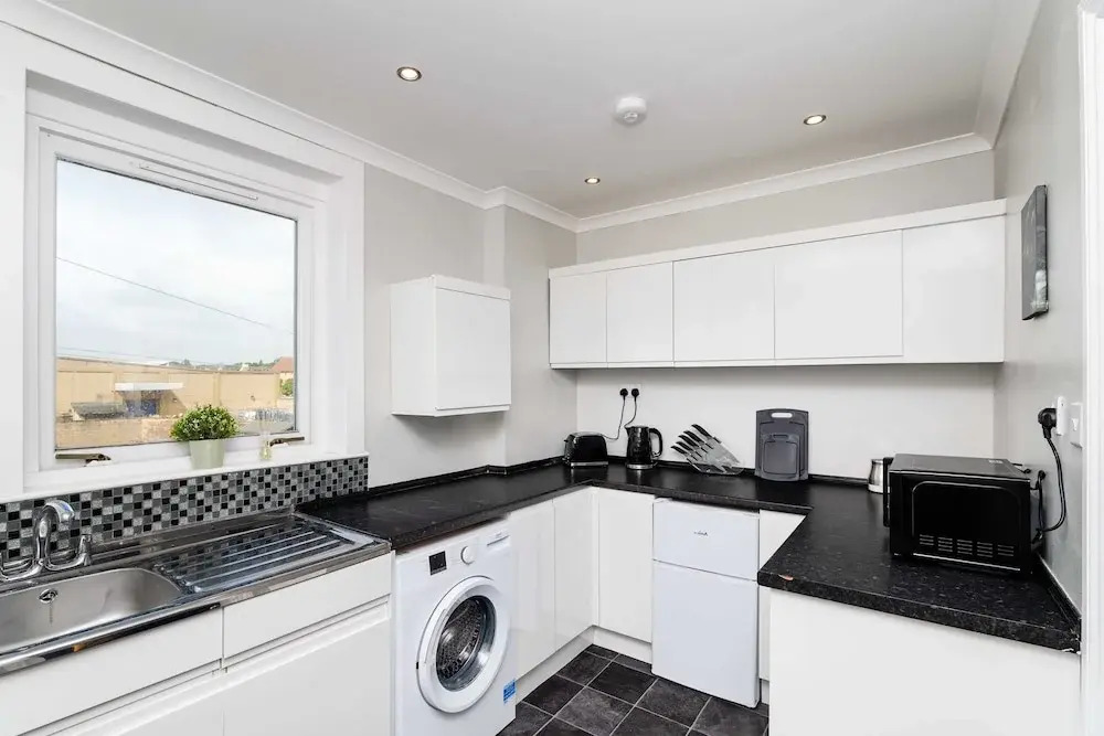 Spacious 3 BED House With Parking