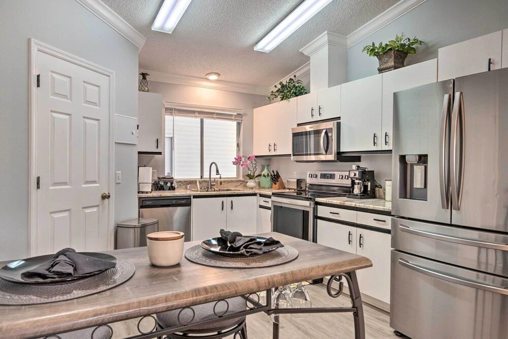 Inviting Lady Lake House In the Village!