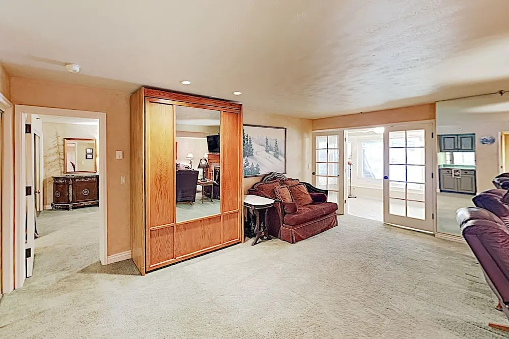 Ski-in/ski-out W/ Pool & Hot Tub 2 Bedroom Condo