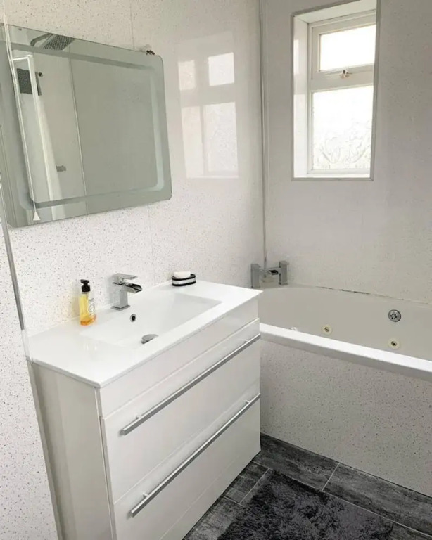 Stunning 2-bed House in Pembroke Dock