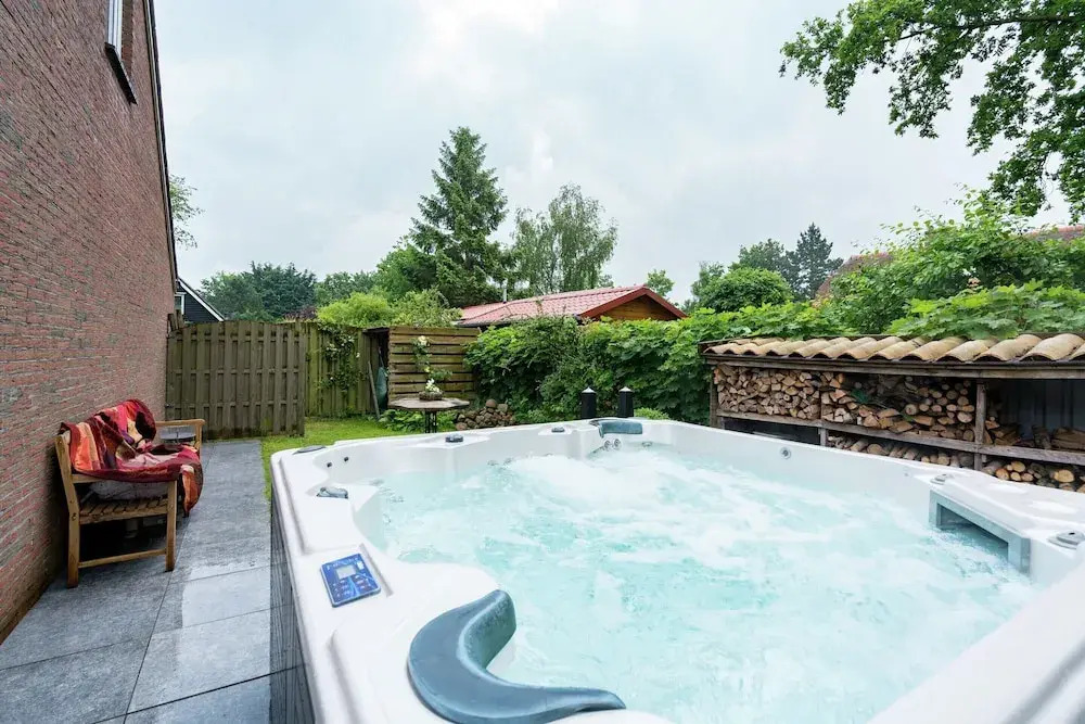 Cozy Holiday Home with Hot Tub in Lauwersoog by Lake