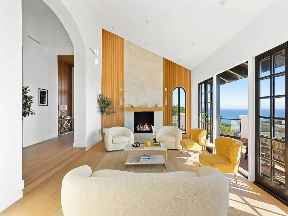 Villa Costera - Tree-lined Tranquility: 3-level Entertainer's Dream
